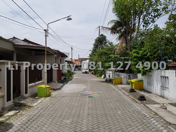 DIJUAL rumah Tirtoyoso, Rejosari, Semarang Timur. Lokasi sekitar 10 menit dari Simpang Lima; 5 menit dari RS Panti Wilasa Citarum atau Dr. Cipto. Spesifikasi rumah: sertifikat SHM, luas tanah 176 m2, luas bangunan sekitar 120 m2, hadap Utara. Fasilitas: 3 kamar tidur + 1 kamar tidur pembantu, 2 kamar mandi + 1 kamar mandi pembantu, PLN 2200w, 1 line telpon, air sumur, garasi kapasitas 1 mobil, carport kapasitas 1 mobil. Jalan bisa untuk simpangan 2 mobil. Rumah ini dijual dengan harga Rp 900.000.000,- Bila Anda berminat membeli rumah ini, dimohon telpon langsung Hanna Li 081 127 4900 untuk kontak pertama kali. Harap dimaklumi komunikasi via SMS dan email hanya dilayani untuk kontak selanjutnya.