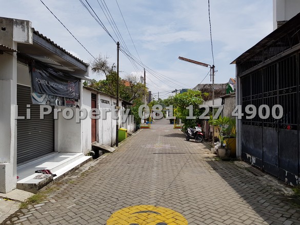 DIJUAL rumah Tirtoyoso, Rejosari, Semarang Timur. Lokasi sekitar 10 menit dari Simpang Lima; 5 menit dari RS Panti Wilasa Citarum atau Dr. Cipto. Spesifikasi rumah: sertifikat SHM, luas tanah 176 m2, luas bangunan sekitar 120 m2, hadap Utara. Fasilitas: 3 kamar tidur + 1 kamar tidur pembantu, 2 kamar mandi + 1 kamar mandi pembantu, PLN 2200w, 1 line telpon, air sumur, garasi kapasitas 1 mobil, carport kapasitas 1 mobil. Jalan bisa untuk simpangan 2 mobil. Rumah ini dijual dengan harga Rp 900.000.000,- Bila Anda berminat membeli rumah ini, dimohon telpon langsung Hanna Li 081 127 4900 untuk kontak pertama kali. Harap dimaklumi komunikasi via SMS dan email hanya dilayani untuk kontak selanjutnya.