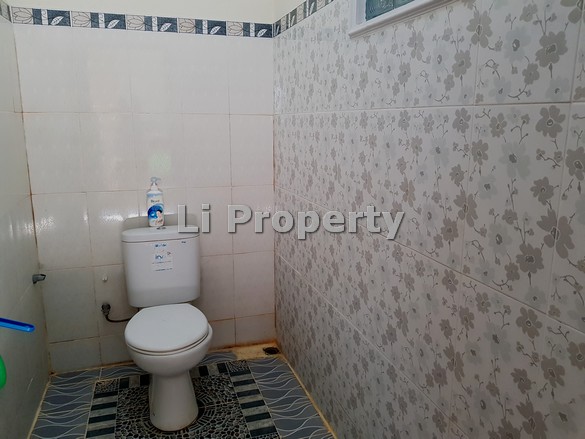 DIJUAL rumah Semarang Indah, dekat Bandara, Semarang. Lokasi sekitar 5 menit dari Bandara Ahmad Yani; 10 menit dari Tugumuda; 12 menit dari RS Karyadi, 2 menit dari sekolah Tritunggal; 3 menit dari Daniel Creative School (DCS). Spesifikasi rumah: sertifikat SHM, luas tanah 160 m2 (9.5x16), luas bangunan sekitar 120 m2, hadap Selatan/Tenggara. Fasilitas rumah: 3 kamar tidur + 1 kamar tidur pembantu, 2 kamar mandi, PLN 1300w, air PDAM, garasi kapasitas 1 mobil, carport kapasitas 1 mobil, 1 AC. Lingkungan tenang. Jalan lebar dan bisa untuk simpangan 2 mobil. Kondisi bangunan siap pakai.